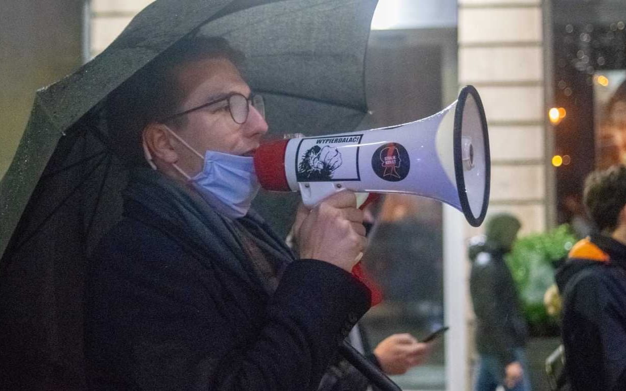 Grafika do artykułu Działacz Lewicy ukarany za transparent "Wy*ierdalać". "Absurdalny, niespotykany wyrok"