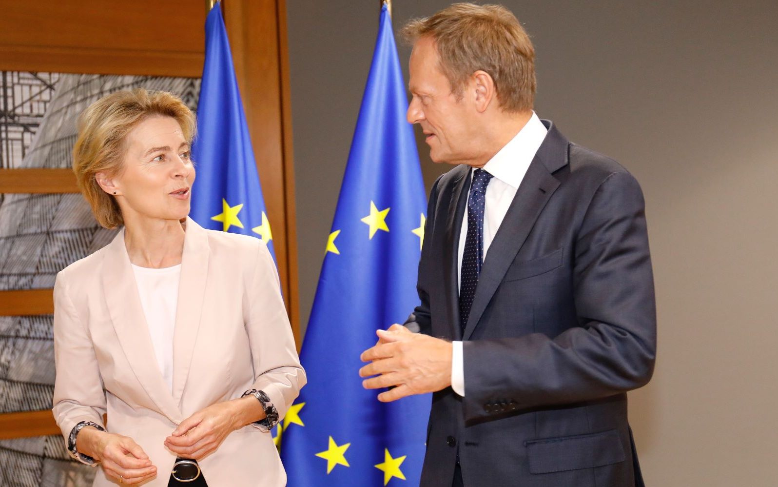 Grafika do artykułu Rzekome zwycięstwo husarii Kaczyńskiego w bitwie o Brukselę to potrójna porażka: PiS, V4 i UE