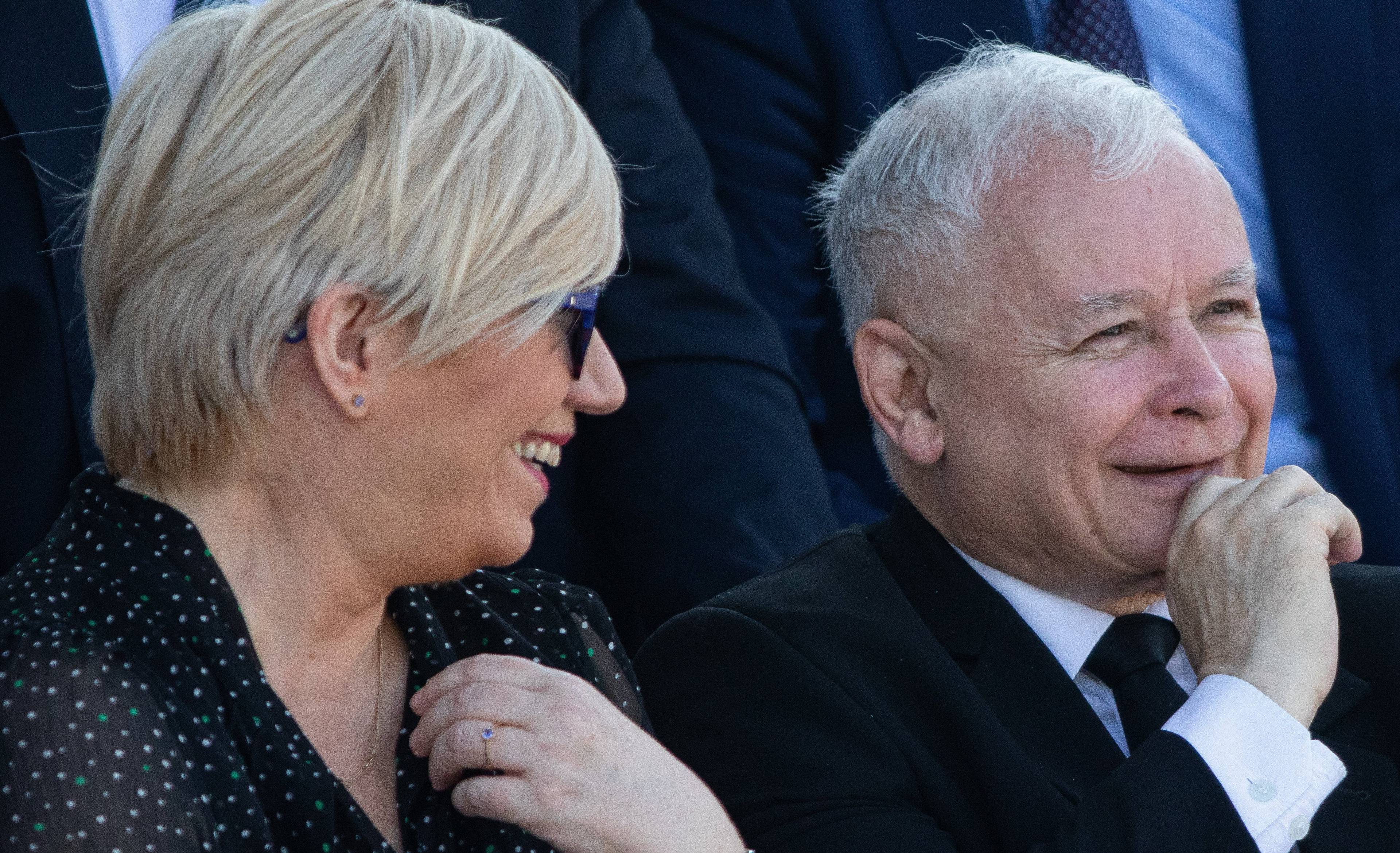 Uśmiechnięta Julia Przyłębska siedzi obok uśmiechniętegoi Jarosłąwa Kaczyńskiego