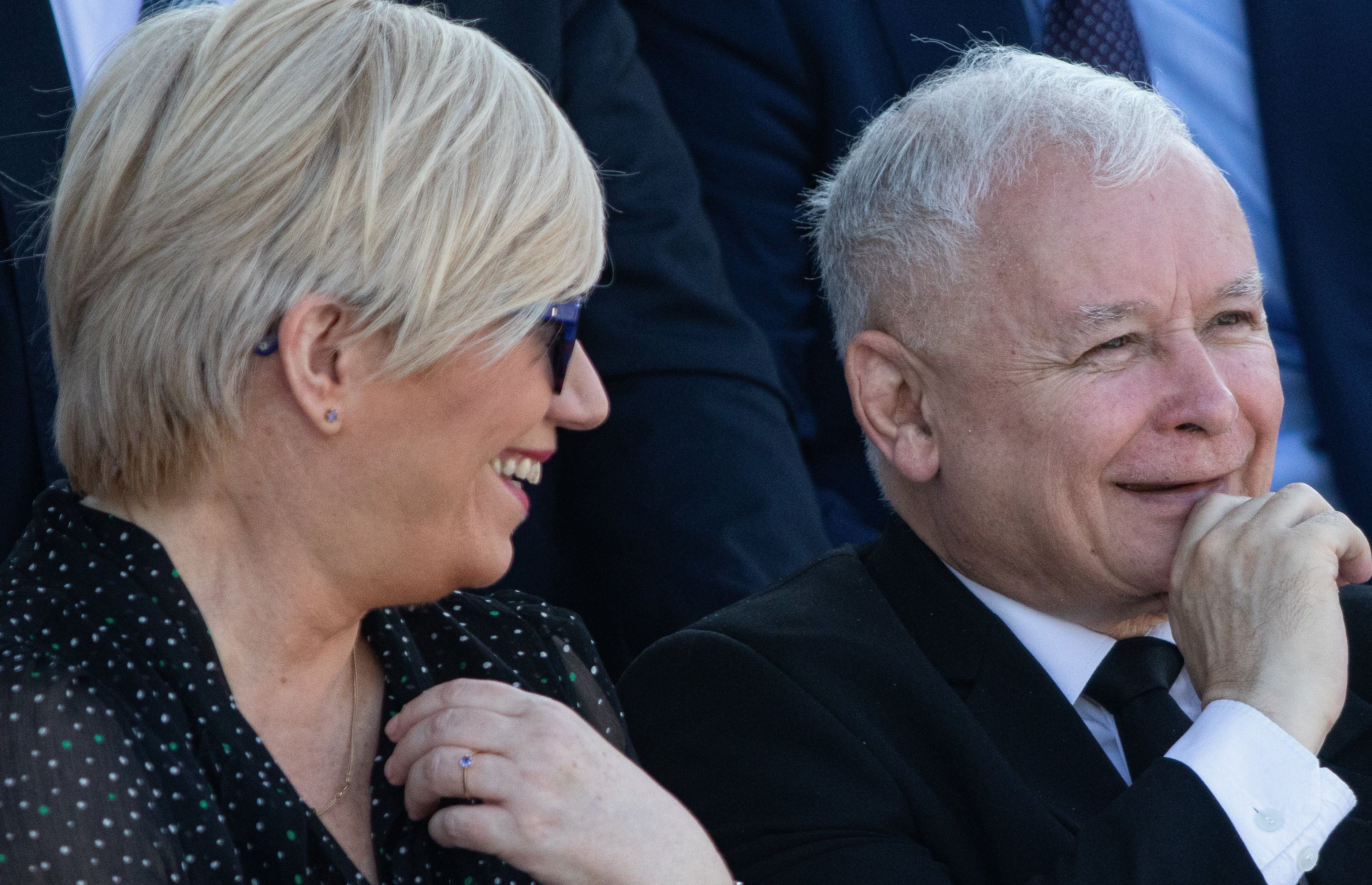 Uśmiechnięta Julia Przyłębska siedzi obok uśmiechniętegoi Jarosłąwa Kaczyńskiego