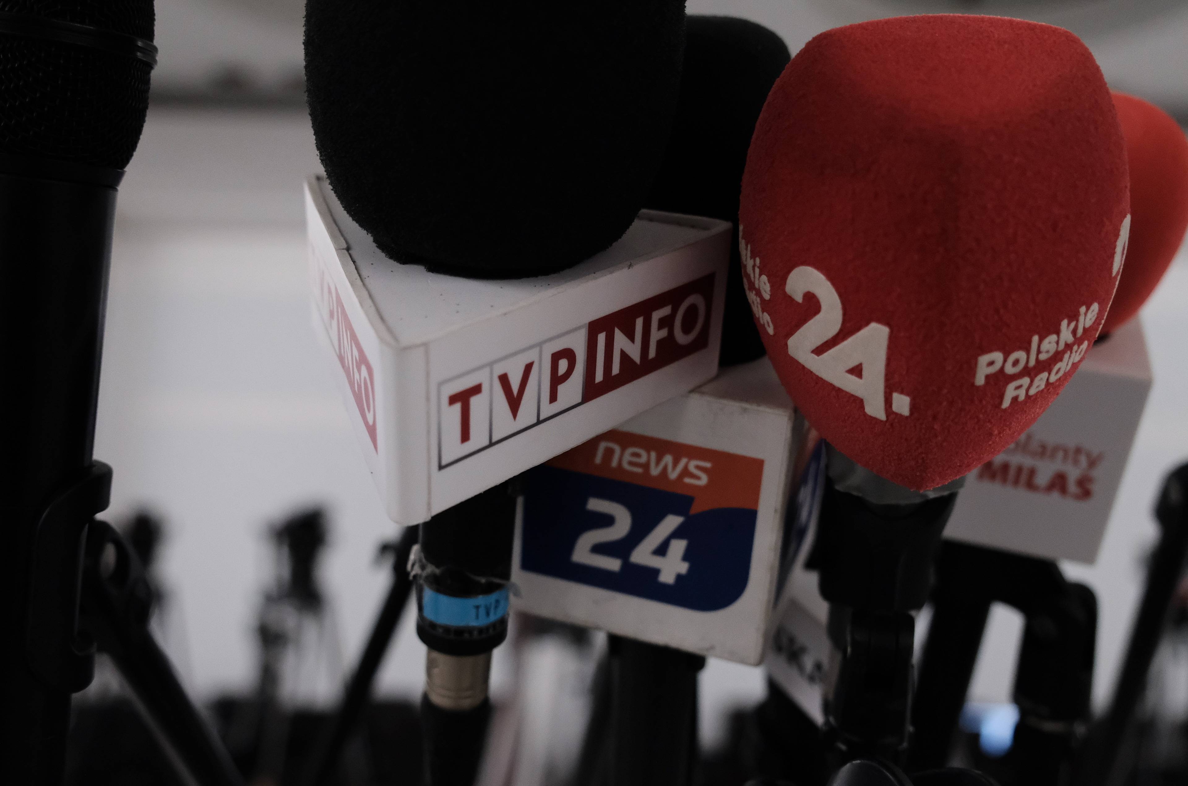 Mikrofony reporterów TVP Info, Polskiego Radia i Polsat News