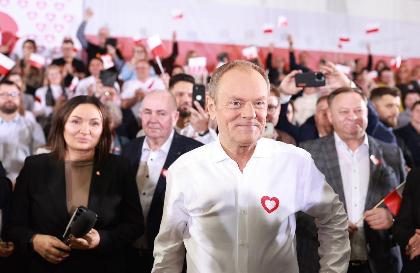 Usmiechnięty Donald Tusk podczas spotkania w Morągu