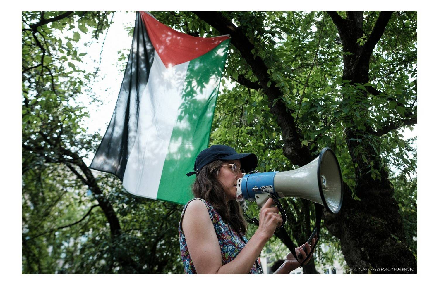 Studentka protestująca w solidarności z Palestyną