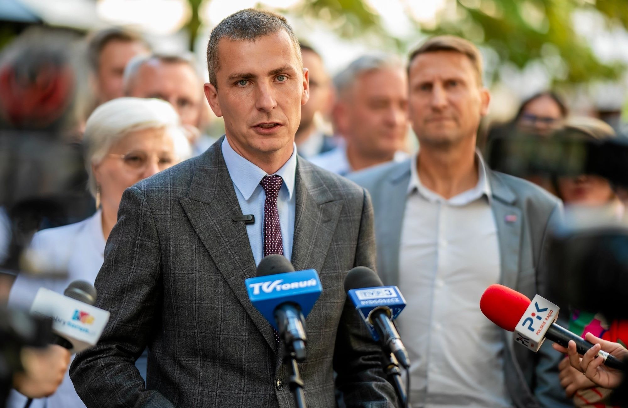 Krzysztof Kukucki podczas konferencji prasowej, przemawia do mikrofonów