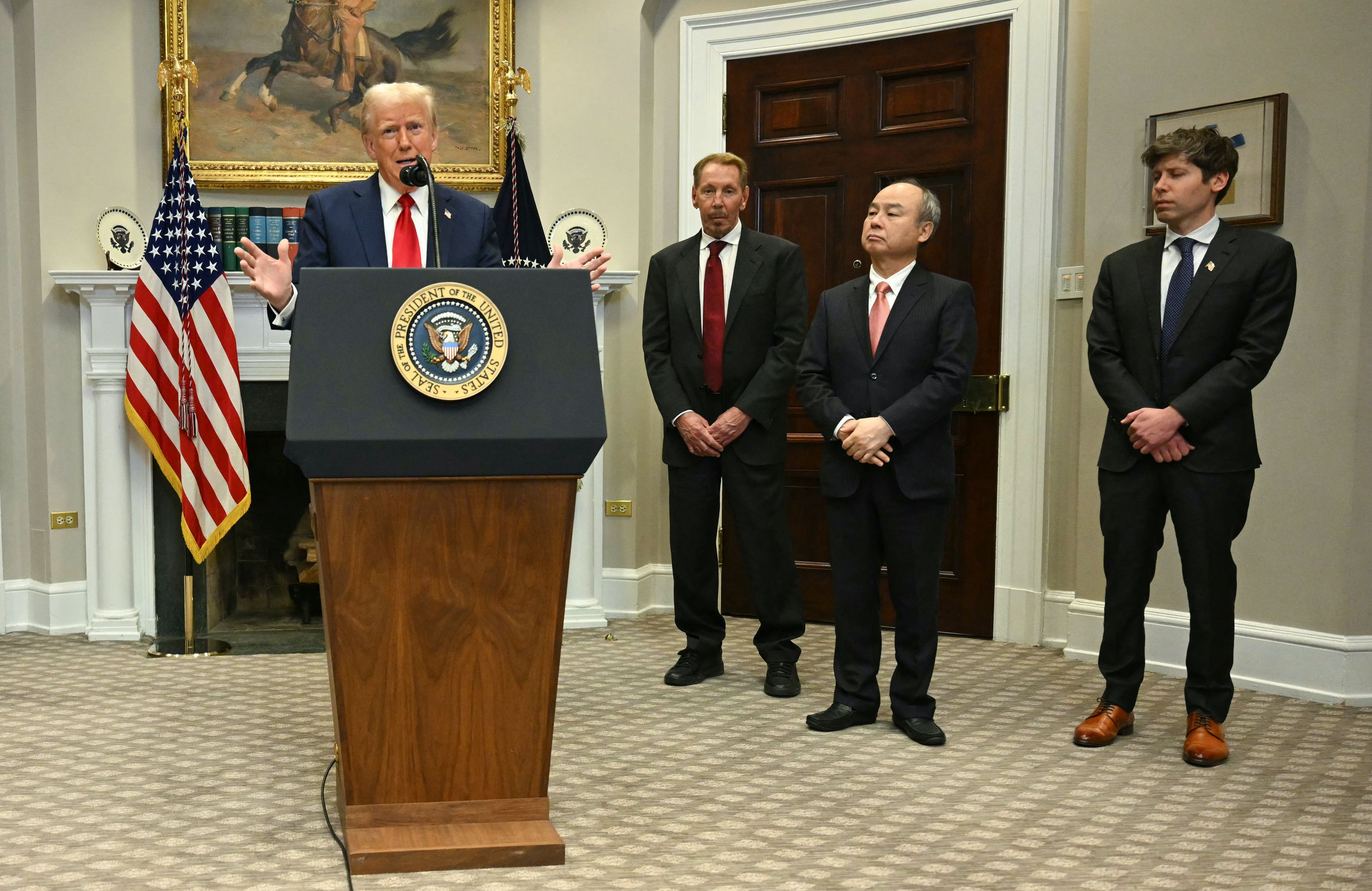 Donald Trump przemawia przed pulpitem