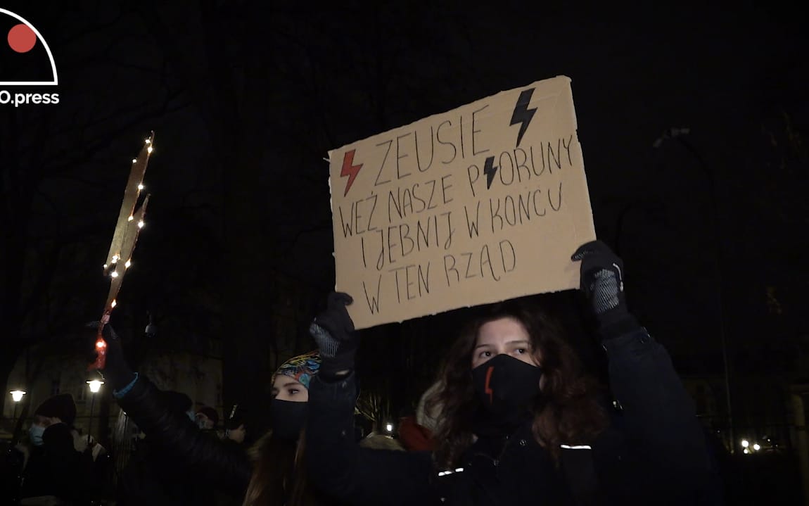 Grafika do artykułu "Zeusie, weź nasze pioruny i je*nij w końcu w ten rząd"