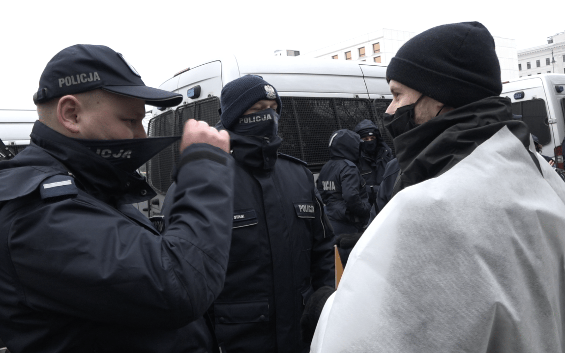 Grafika do artykułu Polska Policja coraz lepsza. Demonstrantów obsługuje także po angielsku