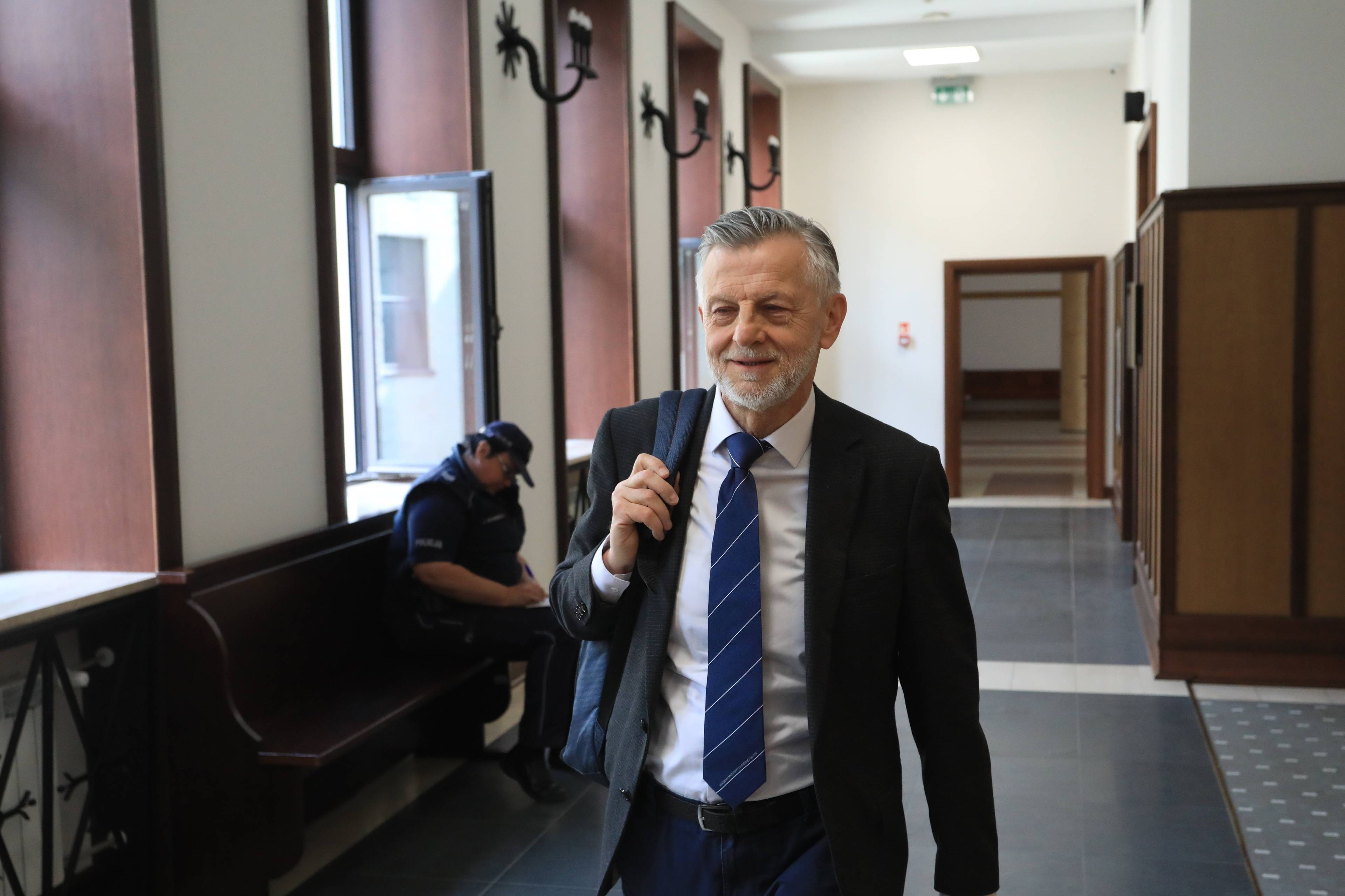 Mężczyzna idzie korytarzem sądu, Andrzej Zybertowicz