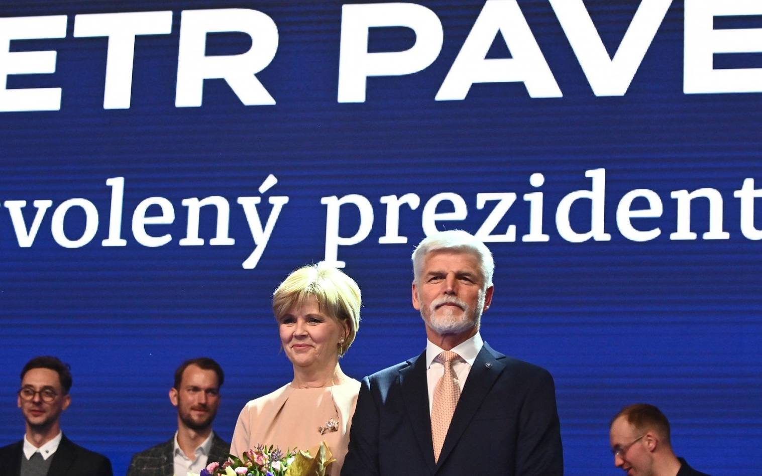 Krótko ostrzyżony siwy mężczyzna , obok niego kobieta, Petr Pavel z żoną