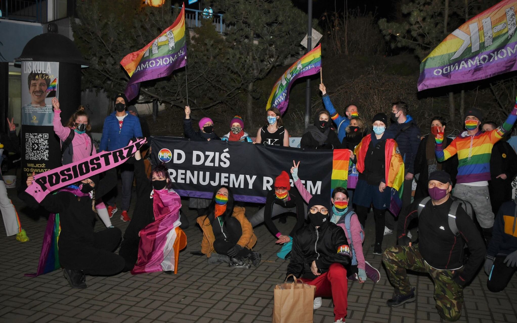 Grafika do artykułu „Od dziś trenujemy razem". Solidarni z Homokomando ćwiczą, policja legitymuje