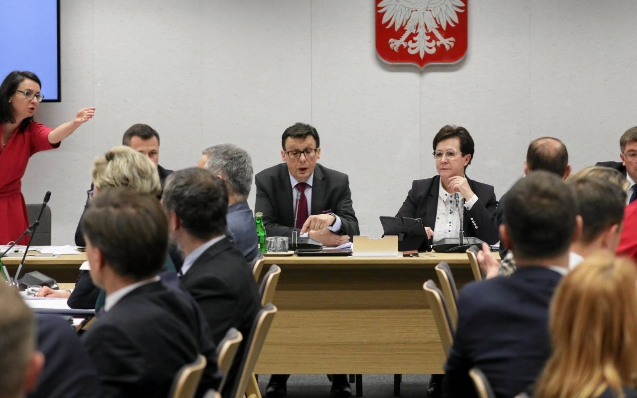 Grafika do artykułu Śmiszek o nocnej komisji: pseudoparlamentarna ustawka. Po Świętach ma być już "po sądach"