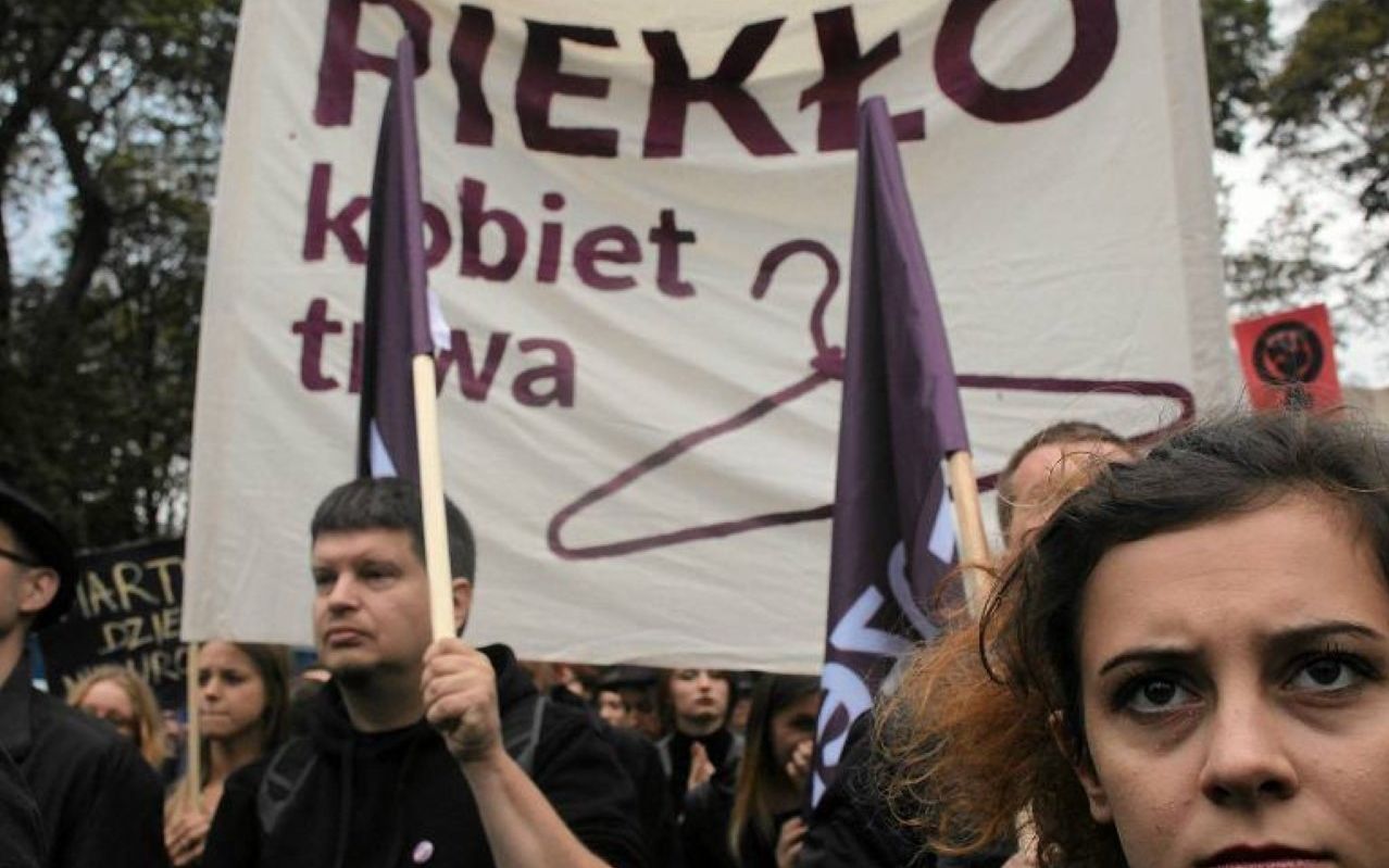 Grafika do artykułu "Lekarz potraktował mnie jak morderczynię". Raport o systemowym łamaniu prawa do aborcji