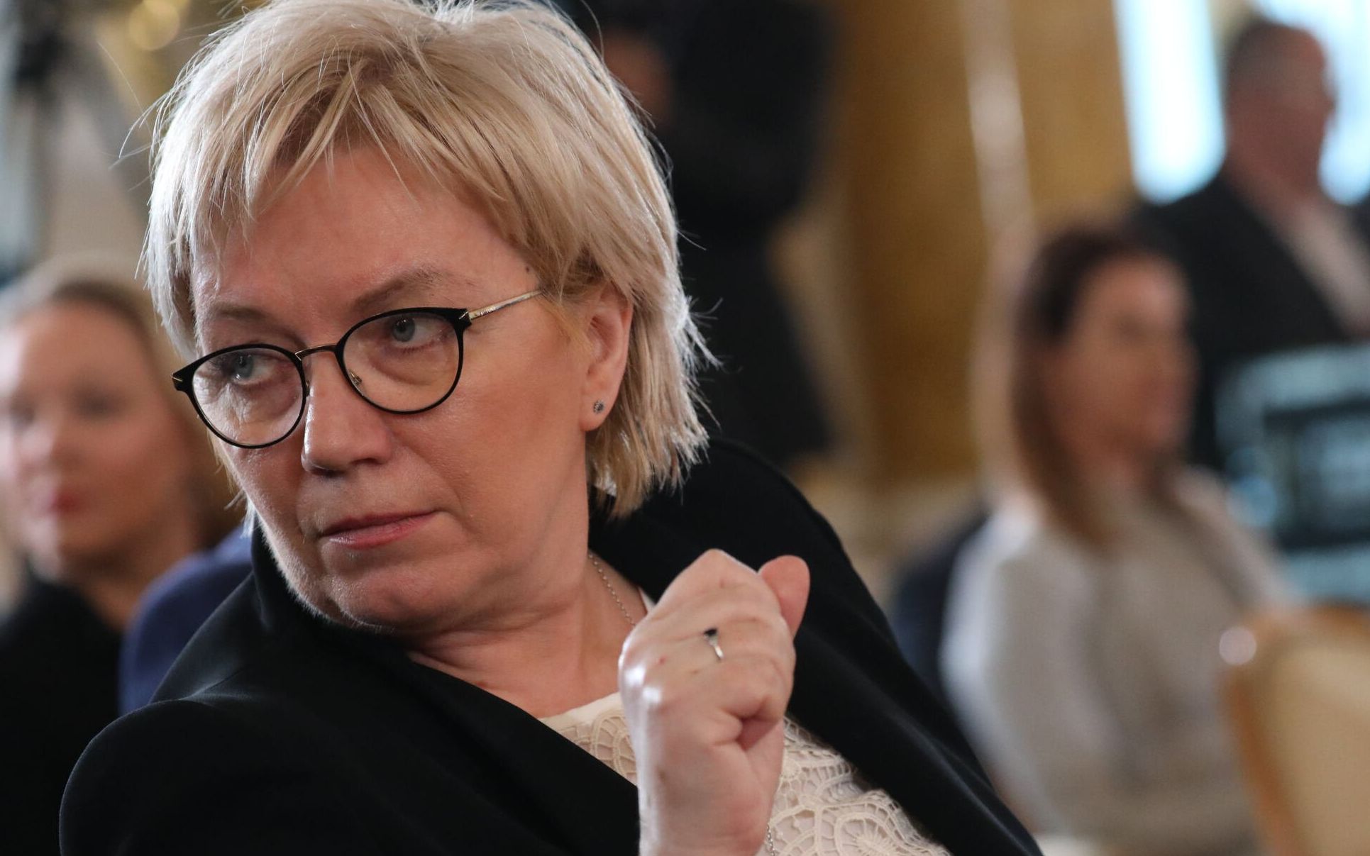 Kobieta, blondynka, siedzi i patrzy w bok, Julia Przyłębska
