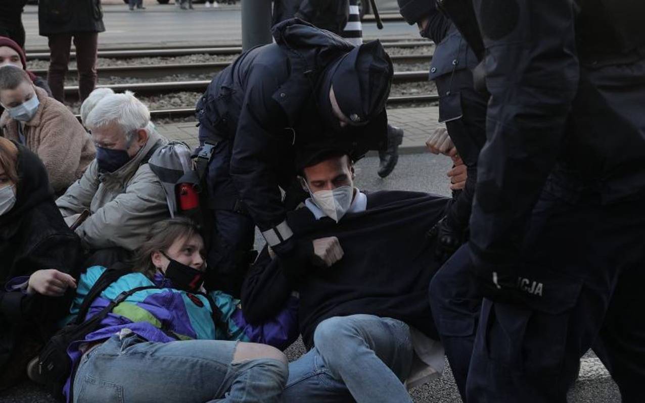 Grafika do artykułu "Dociskali kolanem do ziemi, byli bardzo brutalni" - zatrzymania po solidarnościowej manifestacji pod sądem