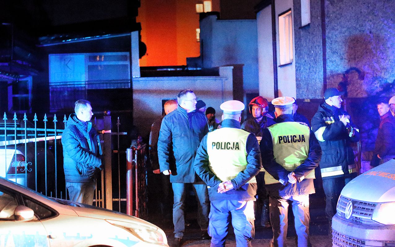 04.01.2019 Koszalin . Wojewoda Tomasz Hinc (2L) na miejscu zdarzenia po pozarze klubu escape room ToNiePokoj . W pozarze zginelo 5 osob .
Fot. Cezary Aszkielowicz / Agencja Gazeta