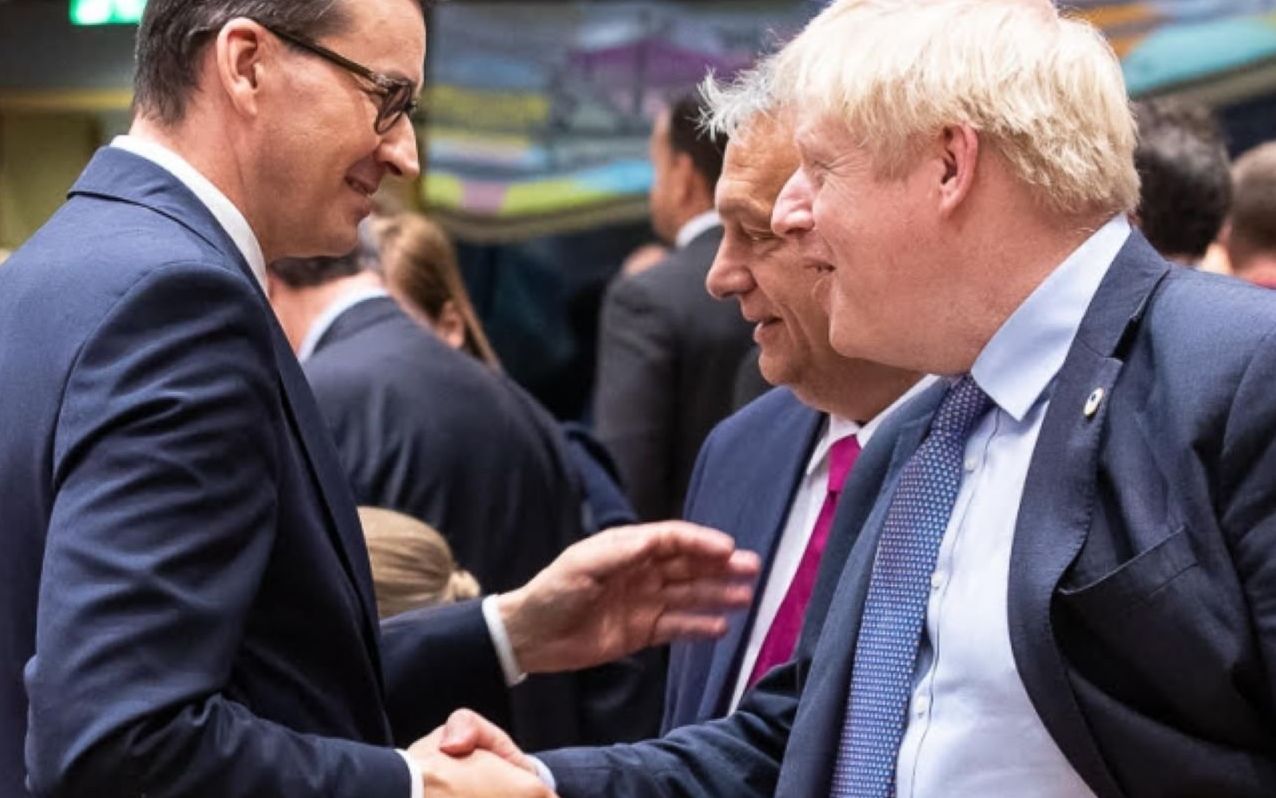 Grafika do artykułu Morawiecki: "Nowa umowa brexitowa to ogromny sukces Polski". Tusk: "Zakładam, że to żart"