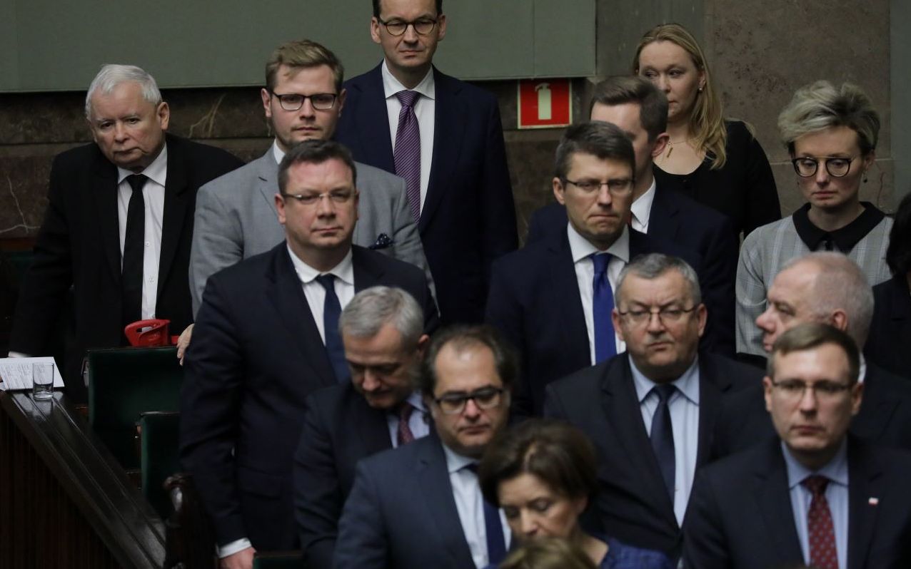 Grafika do artykułu PILNE. Sejm przegłosował ustawę dyscyplinującą. "Uchwalamy polskie prawo!"