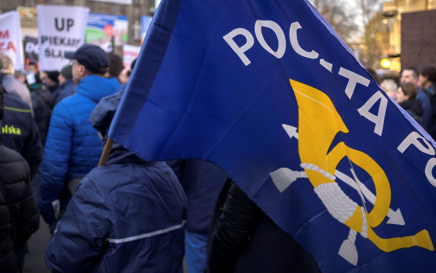 Grafika do artykułu „Co tam, najwyżej umrze paru listonoszy”. Nawet zwolennicy PiS przeciw wyborom korespondencyjnym