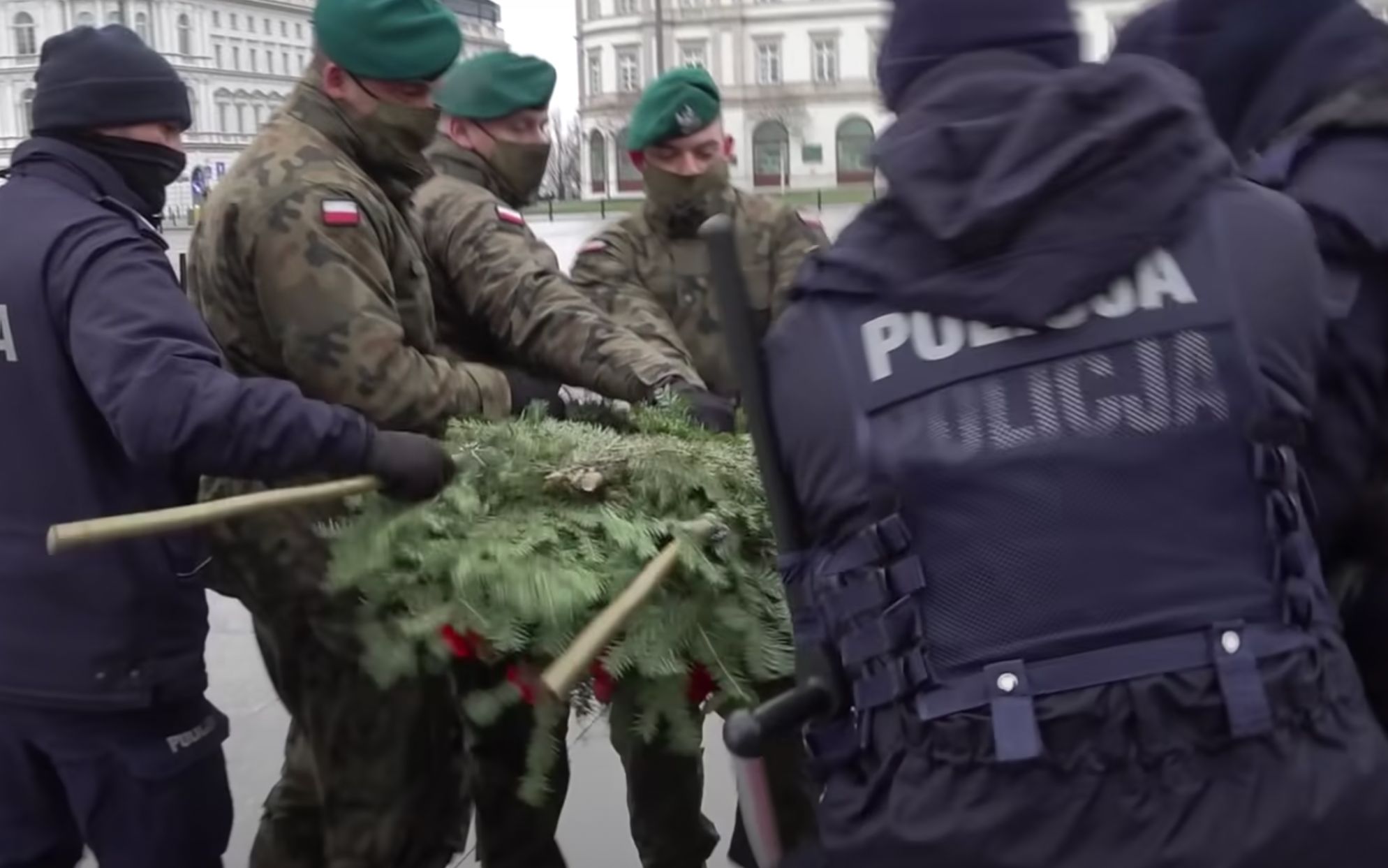 Grafika do artykułu Zaczyna się proces za składanie wieńców pod pomnikiem smoleńskim. Zarzut? Znieważenie monumentu