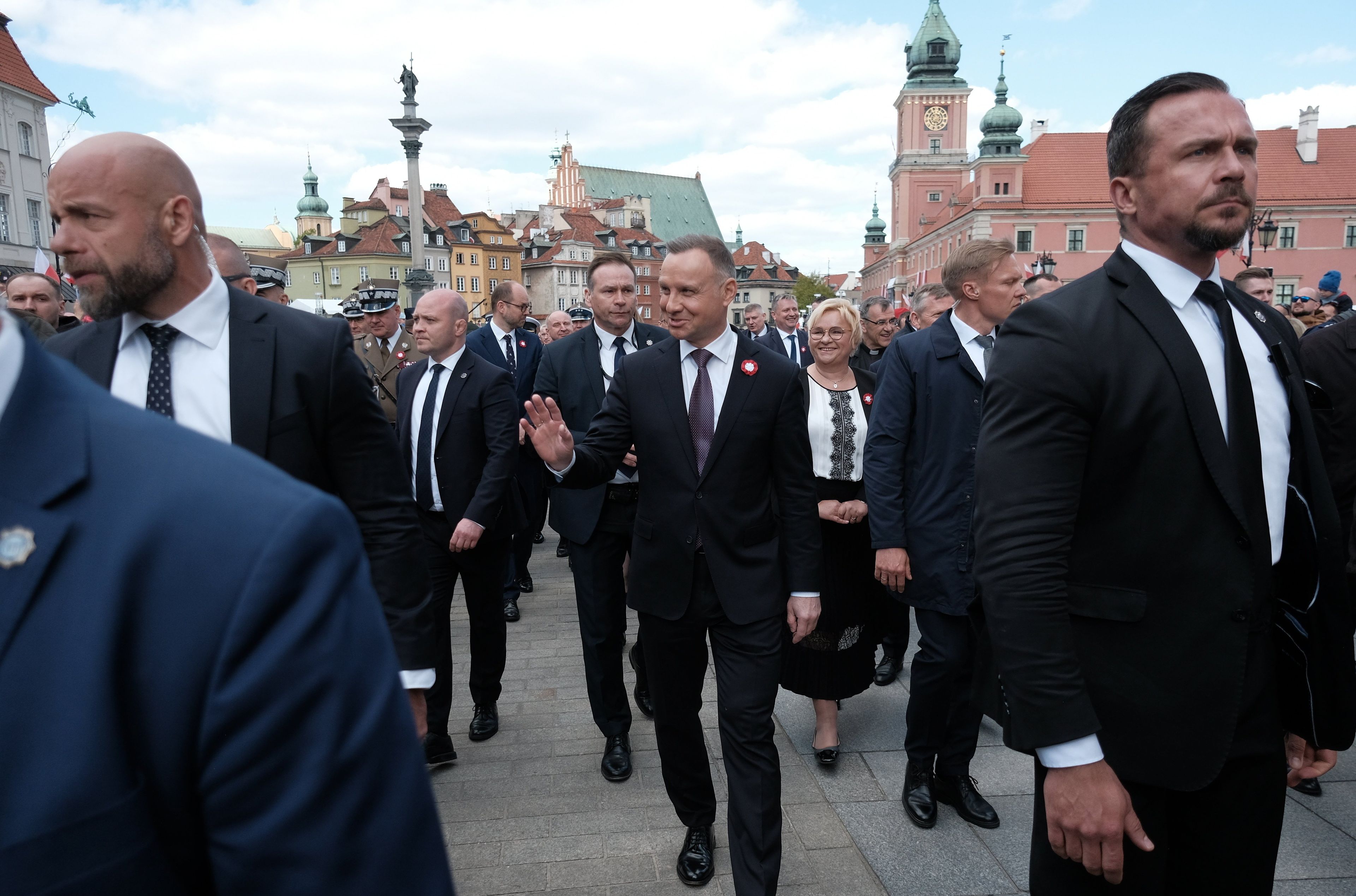 Andrzej Duda z ochroniarzami na placu Zamkowym w Warszawie