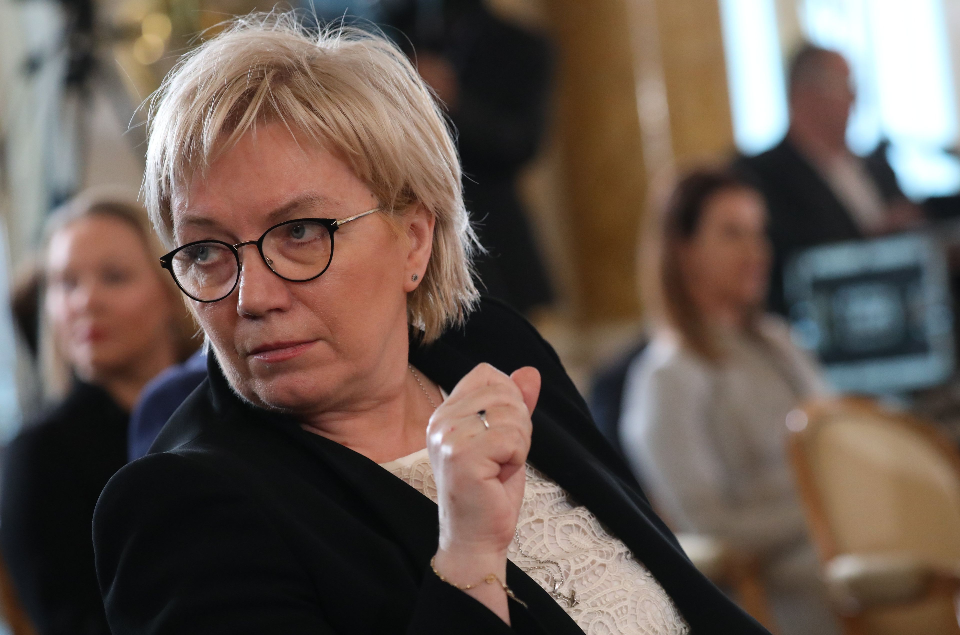 Kobieta, blondynka, siedzi i patrzy w bok, Julia Przyłębska