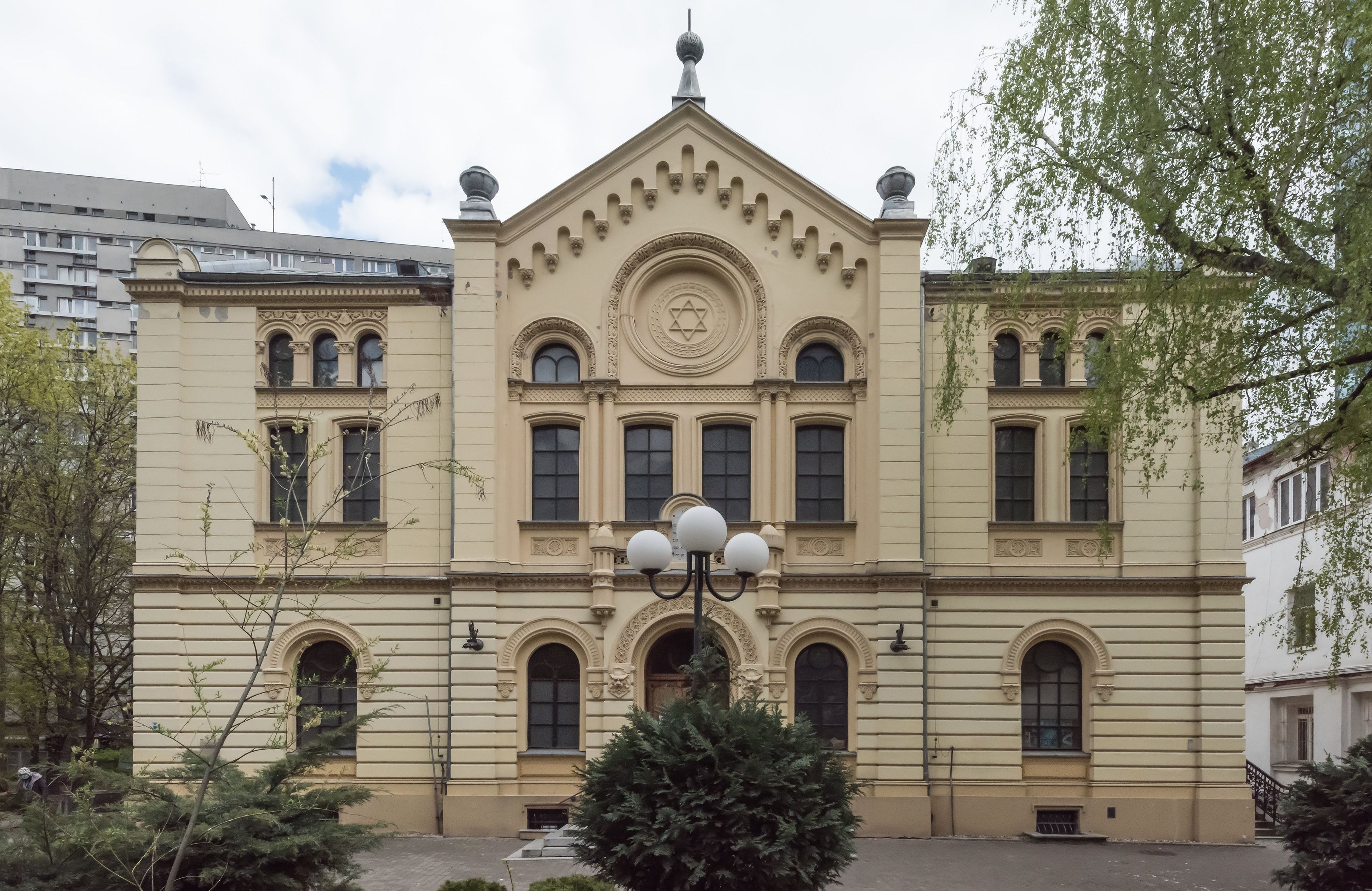 Fasada budynku z kremowej cegły wybudowanego na przełomie XIX i XX wieku w stylu neoromańskim, z charakterystycznymi elementami architektury synagogalnej – m.in. gwiazdą Dawida w okrągłej rozecie. Front budynku składa się z trzech symetrycznych, prostokątnych części, a środkowa część góruje nad pozostałymi nałożonym na nią, wykonanym z tego samego materiału, trójkątnym frontonem.