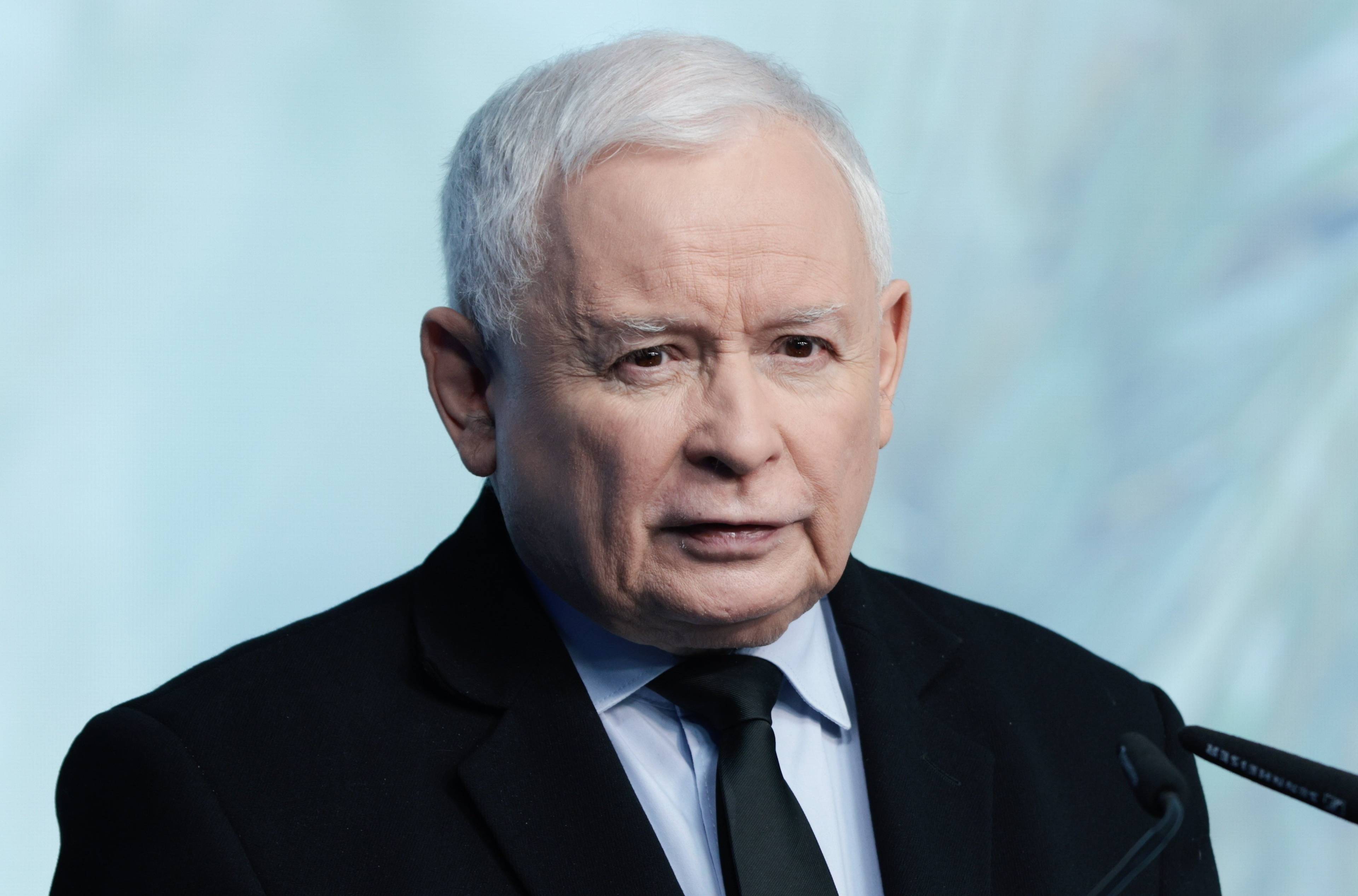 Jarosław Kaczyński przed mikrofonem