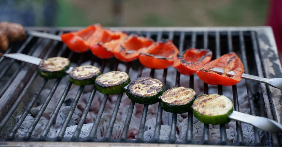 Wzrosły kary za grilla na balkonie? Sprawdziliśmy w Sejmie, w kodeksach i na Chacie GPT
