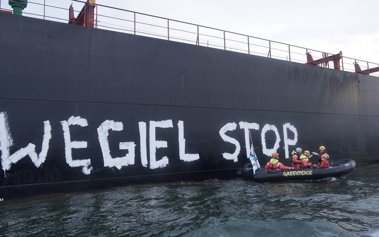 Grafika do artykułu Greenpeace zablokował statek z węglem. Interweniowała uzbrojona straż graniczna. Są zatrzymani