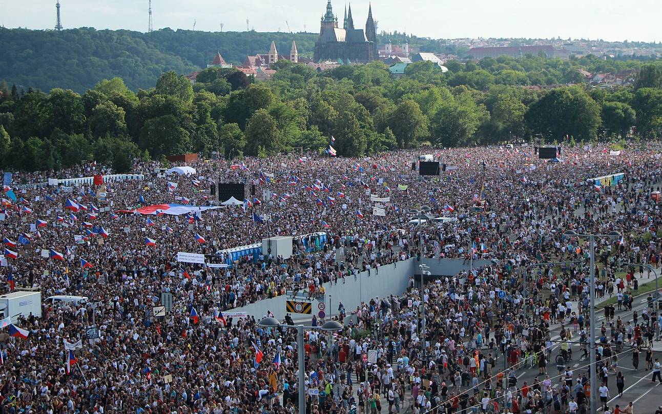 Grafika do artykułu Największe demonstracje od 30 lat i kryzys rządowy w Czechach. Oligarcha Babiš ma się czego obawiać