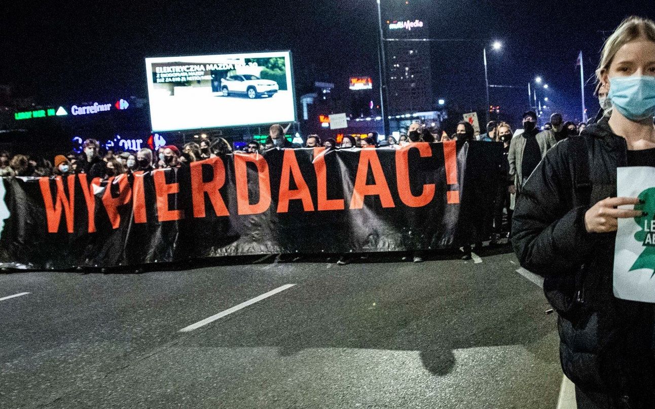 Grafika do artykułu Wkurzone kobiety poszły pod dom Kaczyńskiego. Policja użyła gazu, zatrzymane wciąż są na komisariatach