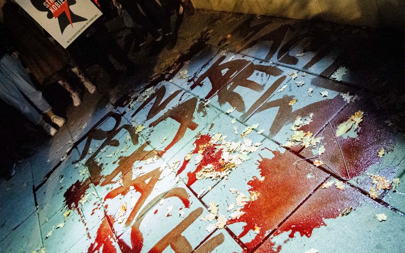 Grafika do artykułu Nie cmokaj z niesmakiem na krzyk "Wypierdalać!". Wulgarna jest tortura, nie gniew