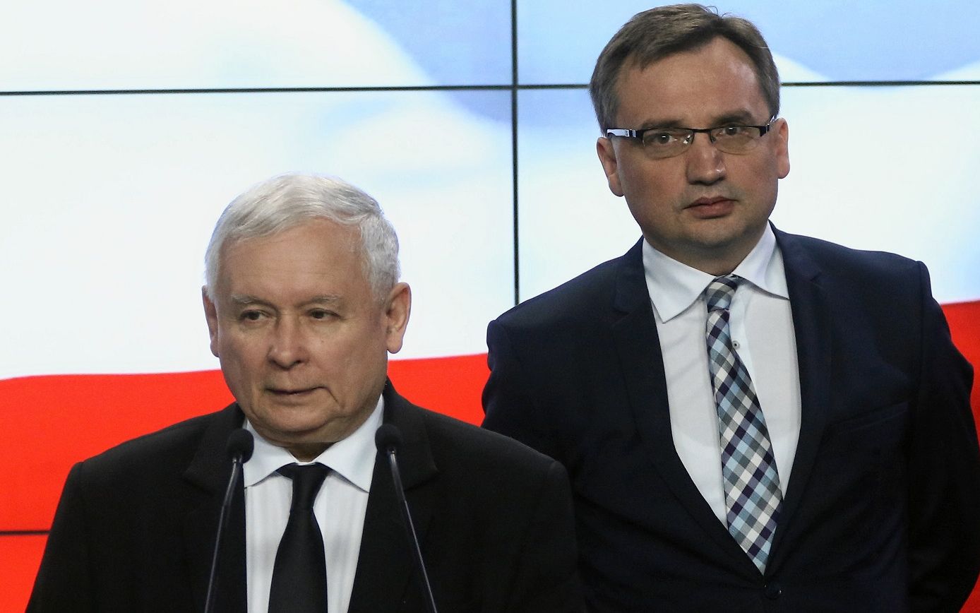 26.04.2018 Warszawa , ulica Nowogrodzka 84/86 . Siedziba partii Prawo i Sprawiedliwosc . Od lewej prezes Jaroslaw Kaczynski , Zbigniew Ziobro , Marcin Ociepa podczas oswiadczenia i prezentacji kandydatow na prezydentow miast w wyborach samorzadowych .
Fot. Slawomir Kaminski / Agencja Gazeta