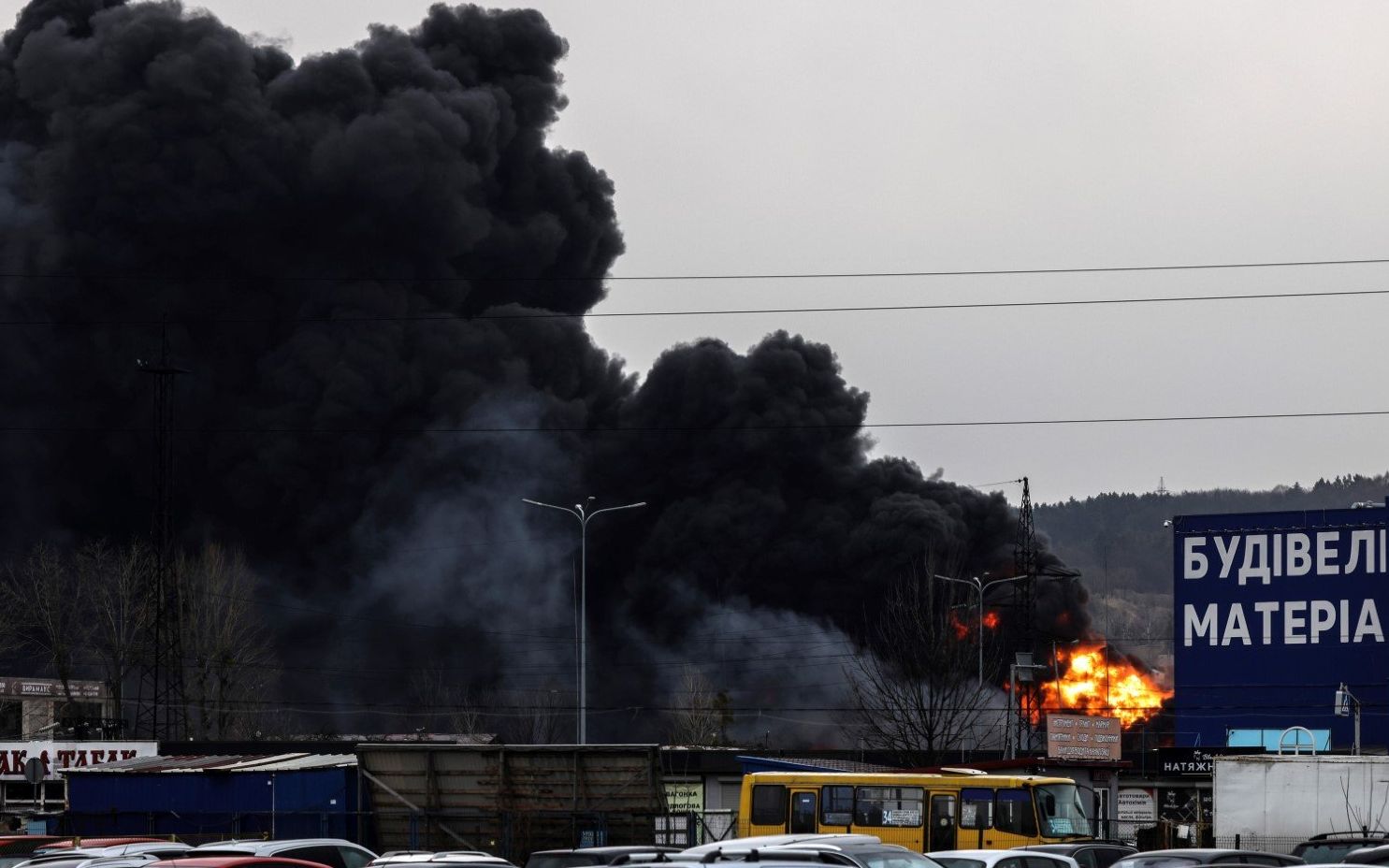 Dark smoke and flames rise from a fire following an air strike in the western Ukrainian city of Lviv, on March 26, 2022. - At least five people wounded in two strikes on Lviv, the regional governor said, in a rare attack on a city that has escaped serious fighting since Russian troops invaded last month. (Photo by Ronaldo SCHEMIDT and RONALDO SCHEMIDT / AFP)