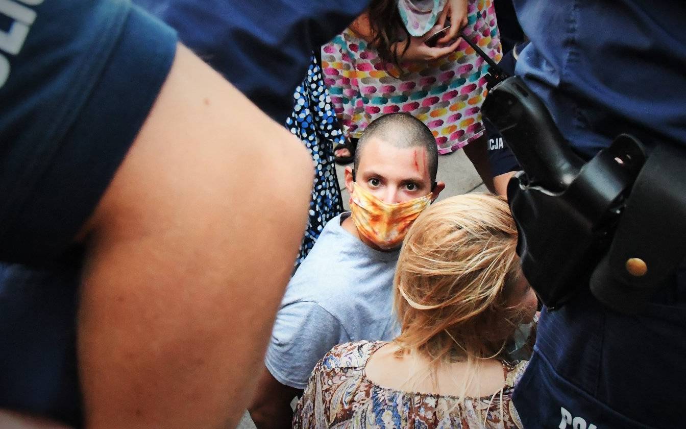 Grafika do artykułu "The policeman pinned her head to the pavement". Demonstrations in defence of an LGBTQ activist in Poland meet with the police crackdown