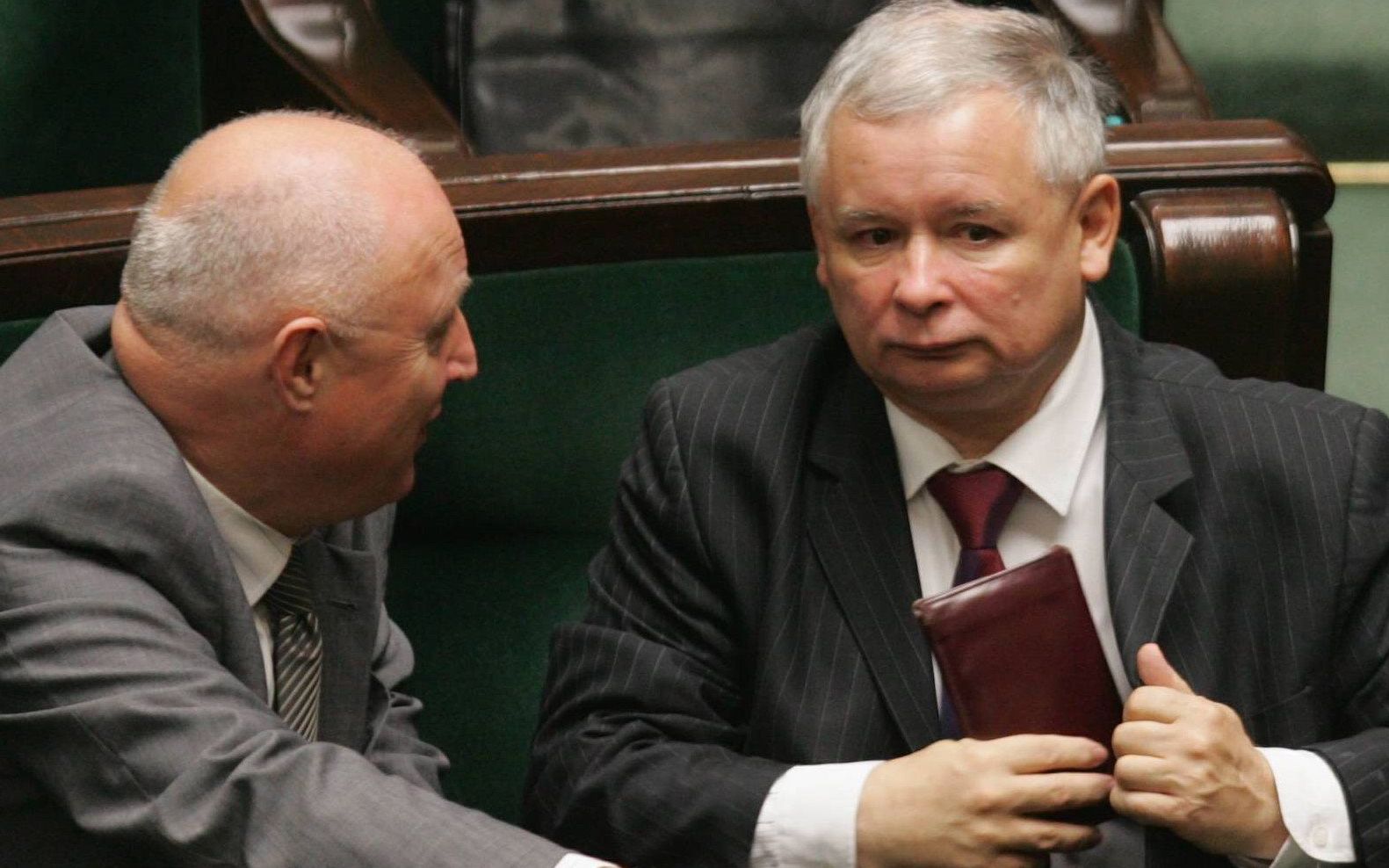 03.10.2008 WARSZAWA , SEJM , POSIEDZENIE SEJMU .
NZ. POSEL PIS WOJCIECH JASINSKI ( L ) I PREZES PIS JAROSLAW KACZYNSKI ( P )
FOT. WOJCIECH OLKUSNIK / AGENCJA GAZETA