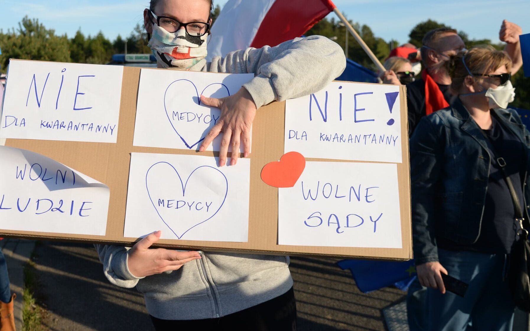 08.05.2020 Lubieszyn , Przejscie graniczne Lubieszyn / Linken . Protest na granicy polsko - niemieckiej transgranicznych pracownikow medycznych . Na przejsciu pojawili sie medycy, ktorzy nie moga wrocic do swoich domow, bo czeka ich 14-dniowa kwarantanna . Polakow wspieraja takze lekarze z Niemiec . 
Fot. Krzysztof Hadrian / Agencja Gazeta