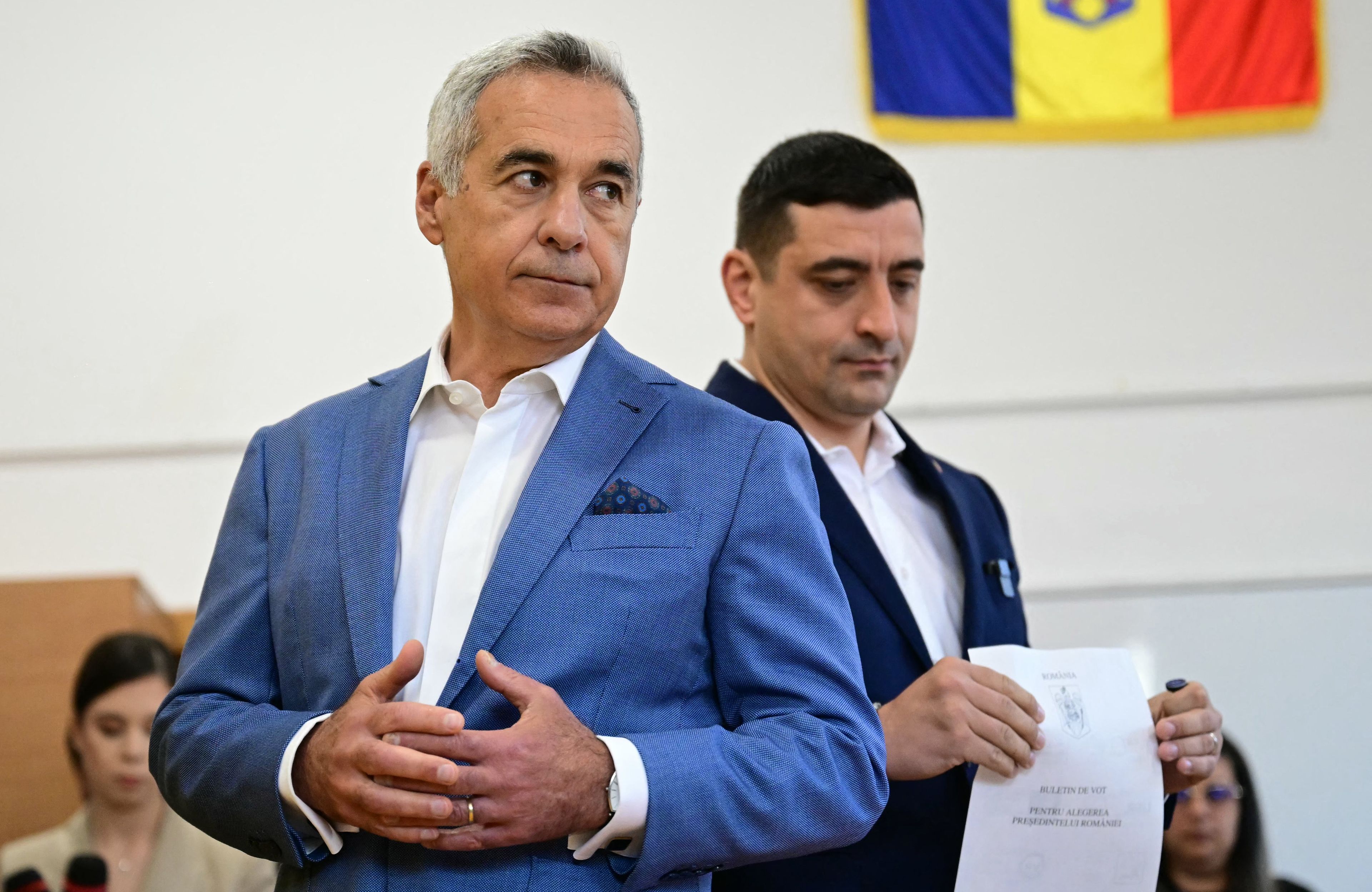 Lider nacjonalistycznej partii Sojusz na rzecz Zjednoczenia Rumunów (AUR) George Simion (z prawej) oddaje głos w wyborach prezydenckich w Rumunii w niedzielę 4 maja. Obok niego po lewej, wysunięty nieco na pierwszy plan stoi były kandydat Calin Georgescu, którego nieprawidłowości w kampanii doprowadziły do unieważnienia wyborów z listopada 2024 roku. W wyborach w maju 2024 ponownie oczekuje się, że w pierwszej turze zwycięży kandydat skrajnej prawicy.