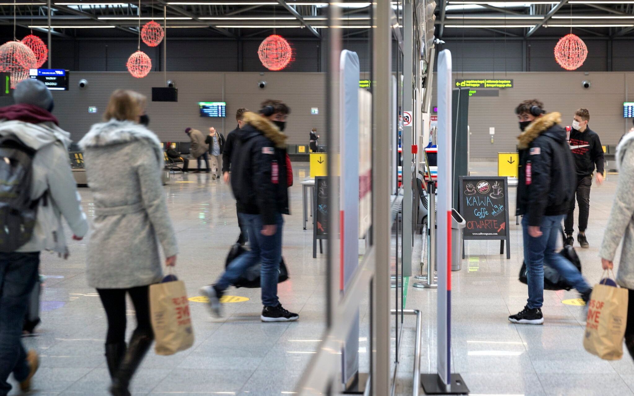 21.12.2020 Pyrzowice , lotnisko . Podrozni z Anglii po zamknieciu granic przez rzad brytyjski z powodu pandemii koronawirusa .
 Fot. Grzegorz Celejewski / Agencja Gazeta