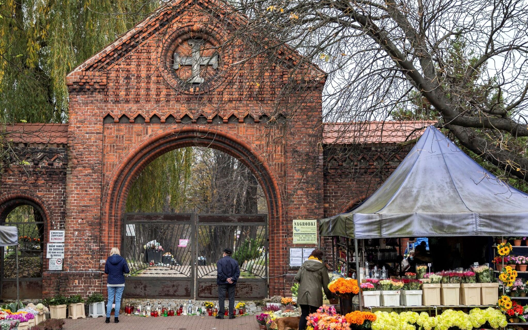 Grafika do artykułu 1 listopada bez wizyty na cmentarzu. Ponad 17 tys. zakażeń, 481 wolnych respiratorów [WYKRESY]