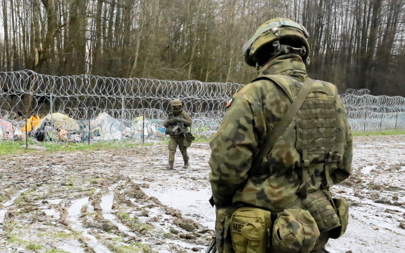 04.12.2021  Usnarz Gorny  , obszar objety zakazem przebywania ( nowe okreslenie dla obszaru w strefie przygranicznej , dawna strefa stanu wyjatkowego po przyjeciu nowej ustawy przez sejm RP ) . Tylko mieszkancy oraz wojsko , policja i straz graniczna moga poruszac sie swobodnie po strefie . Media wykluczone , ale po zgloszeniu checi wjazdu do strefy , mozna uzyskac zezwolenie i pod kontrola oraz w obecnosci strazy granicznej mozna odbyc cos w rodzaju wycieczki w strefe przegraniczna polsko bialoruska . Granica jest pilnowana przez wosko i straznikow granicznych . 
Miejsce , gdzie byla przetrzymywana grupa uchodzcow w pasie granicznym miedzy Polska a Bialorusia . 
Fot. Agnieszka Sadowska/ Agencja Wyborcza.pl *** Local Caption *** .