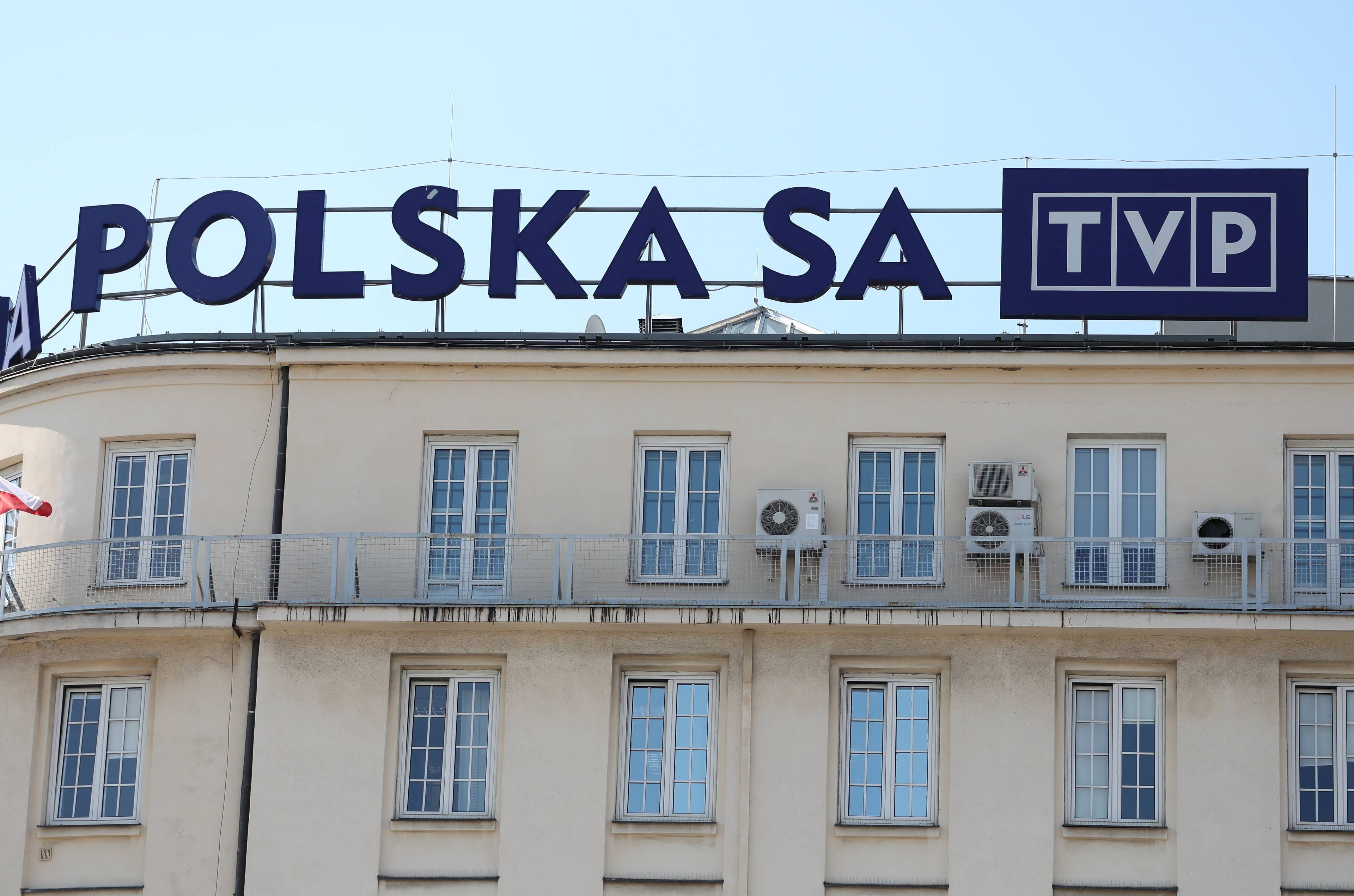 Napis "Polska SA" (fragment większej całości i logo TVP na budynku