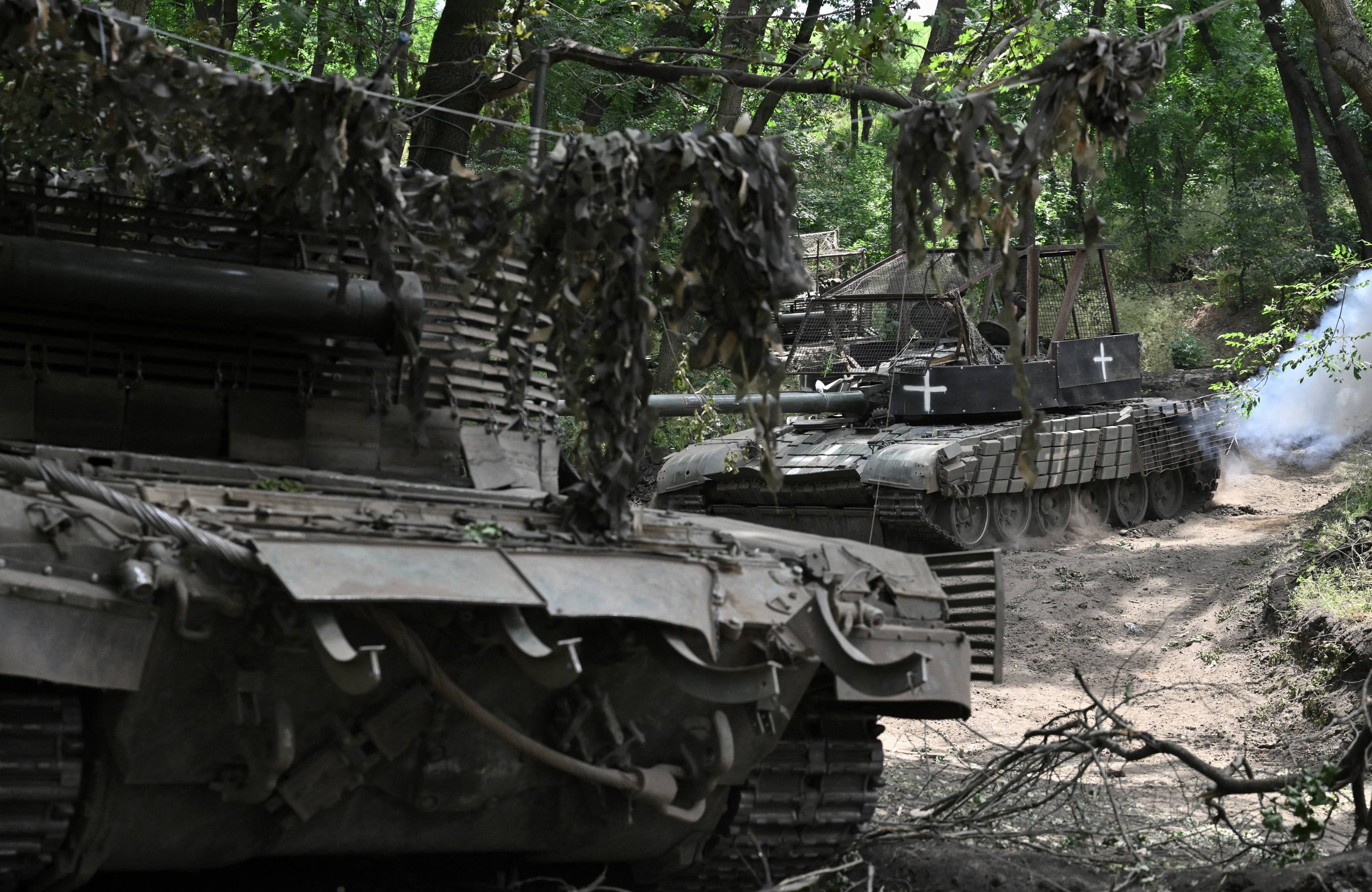 Dwa czołgi jadą leśną drogą