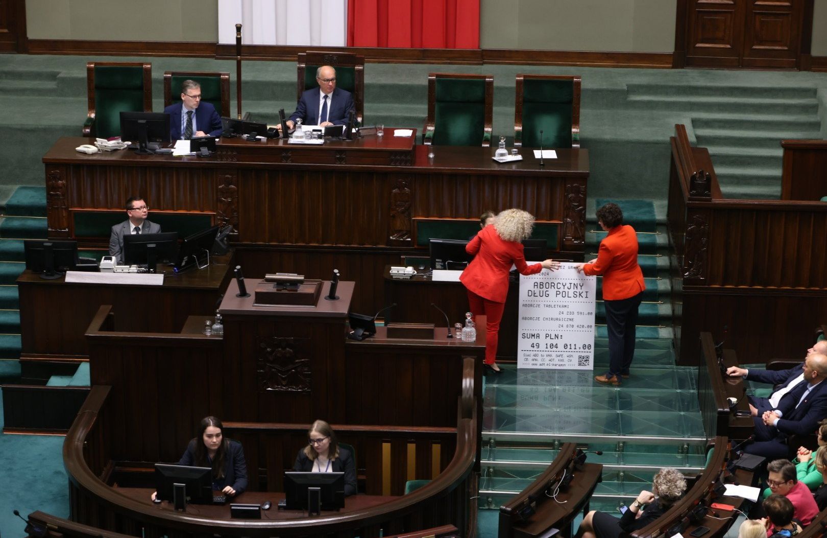 Katarzyna Kotula i Anna Maria Żukowska (obie z Lewicy) wniosły na salę sejmową wielki tekturowy paragon