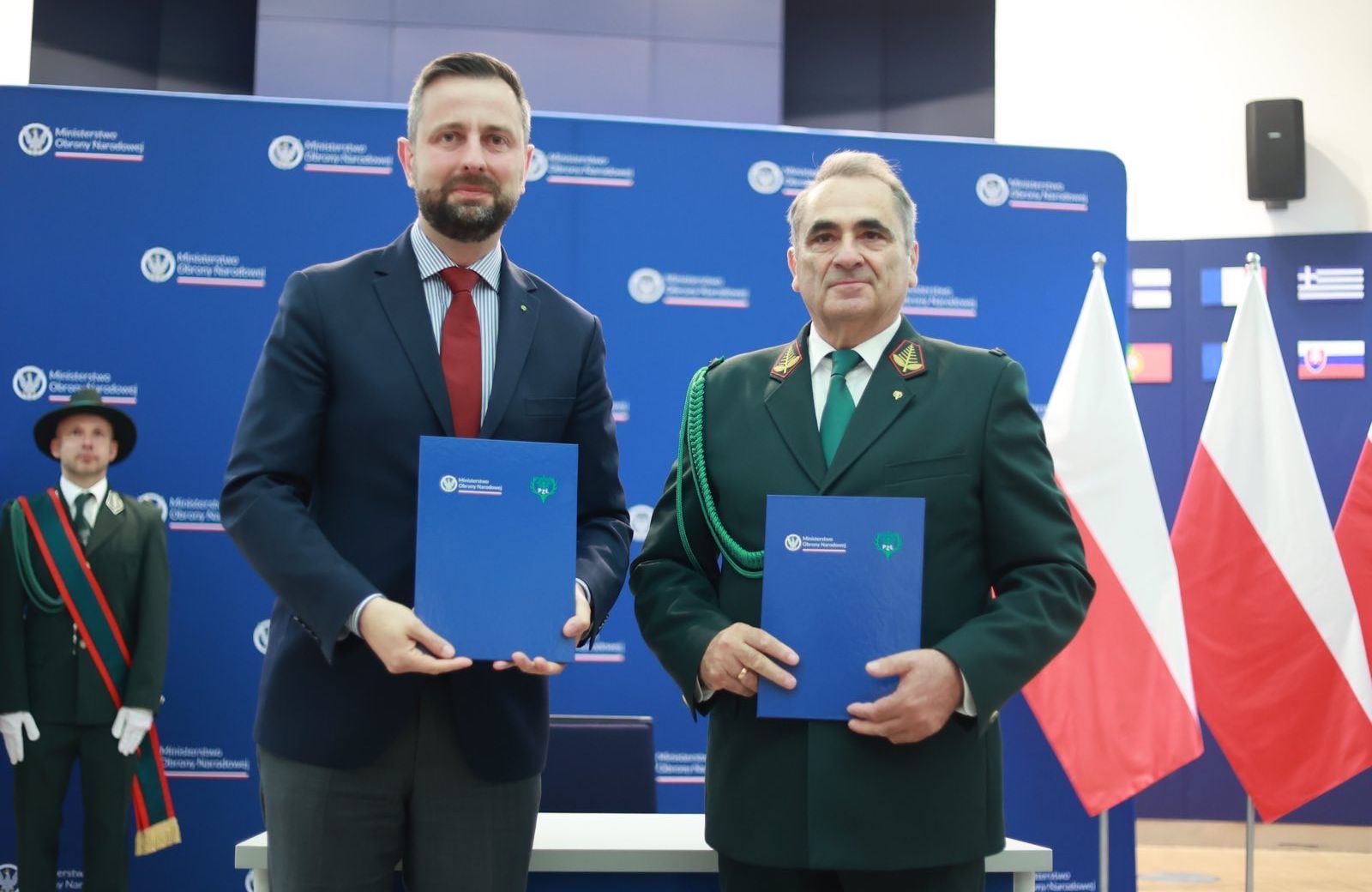 Władysław Kosiniak-Kamysz stoi obok łowczego krajowego. Myśliwi