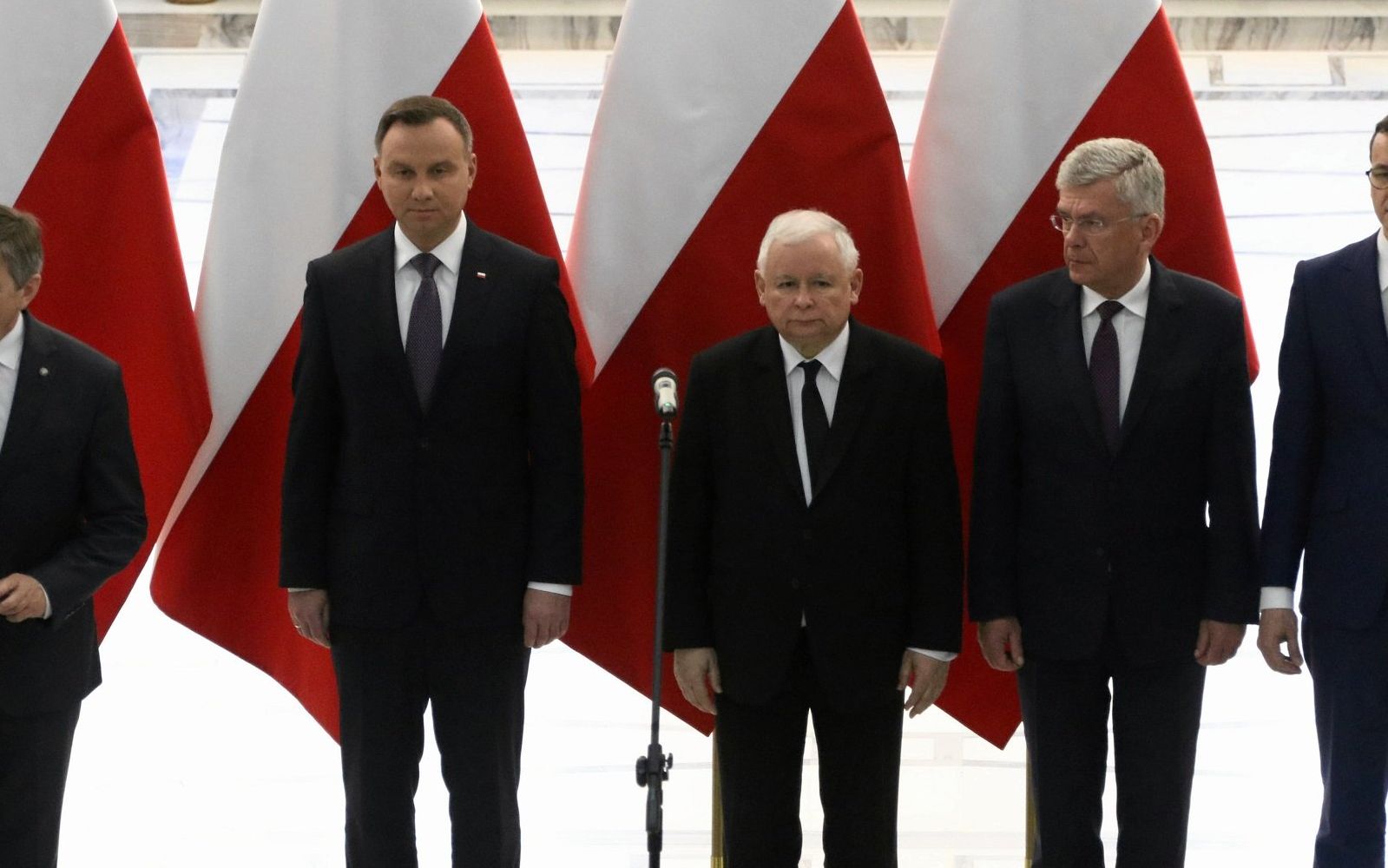 09.04.2018 Warszawa , Sejm . Od lewej : marszalek Sejmu Marek Kuchcinski , prezydent Andrzej Duda , prezes Jaroslaw Kaczynski , marszalek Senatu Stanislaw Karczewski i premier Mateusz Morawiecki podczas uroczystosci odsloniecia pamiatkowej tablicy bylego Prezydenta RP sp. Lecha Kaczynskiego .
Fot. Slawomir Kaminski / Agencja Gazeta