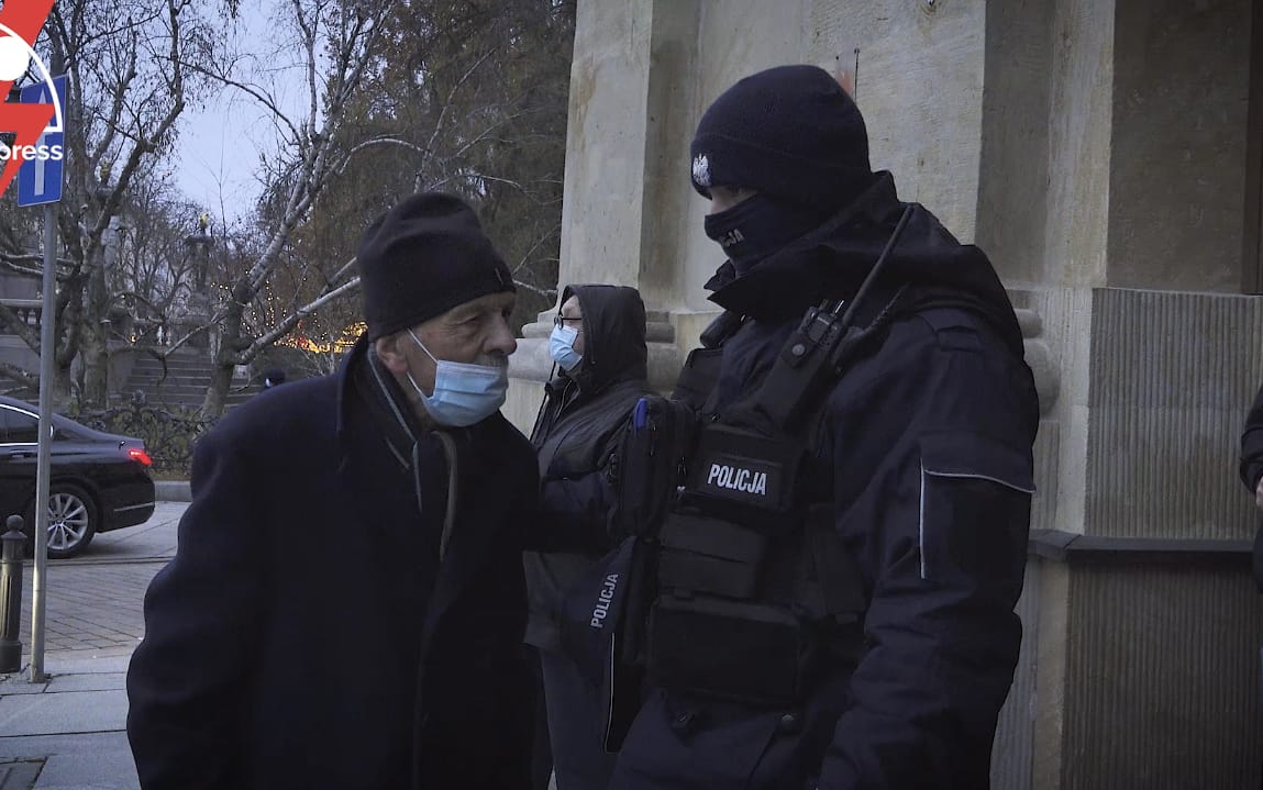Grafika do artykułu Staruszka nie wpuszczono do kościoła, bo modlił się tam prezes Kaczyński