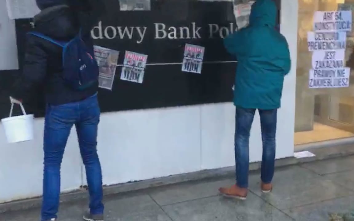 Grafika do artykułu „Precz z cenzurą, Glapiński ustąp!”. Obywatele RP okleili siedzibę NBP, chcą dymisji jego prezesa