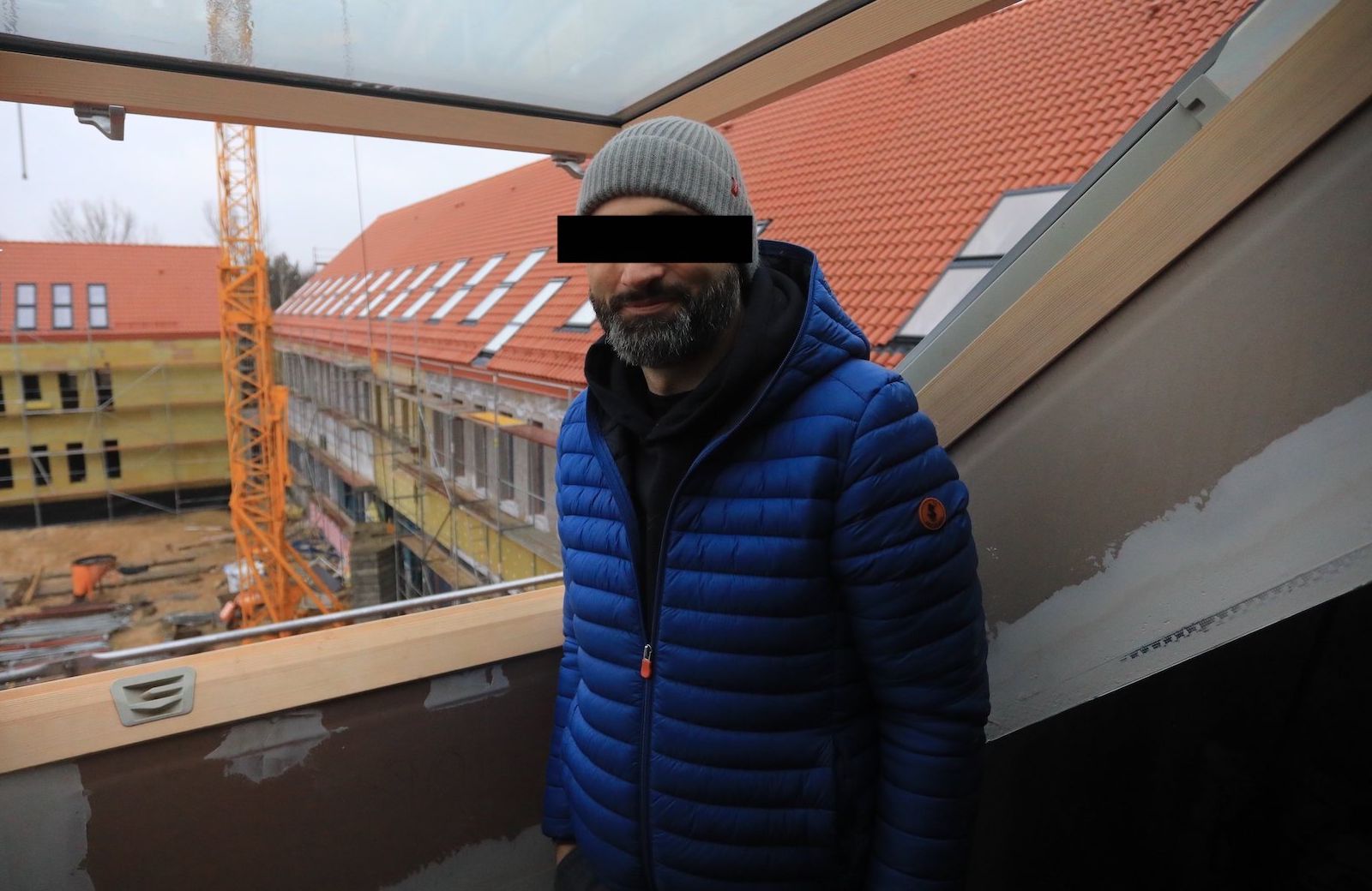 Ksiądz Michał Olszewski na budowie ośrodka Fundacji profeto. Na oczach ma czarny pasek.