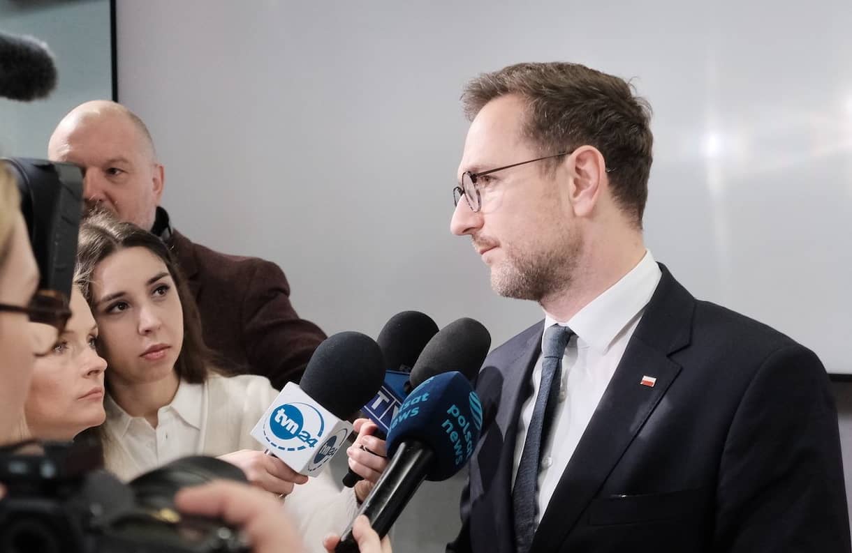 Waldemar Buda przepytywany przez dziennikarzy przemawia do mikrofonów